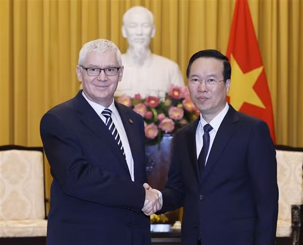 Le Président vietnamien Vo Van Thuong (droite) et le procureur général de Hongrie Péter Polt. Photo : VNA.