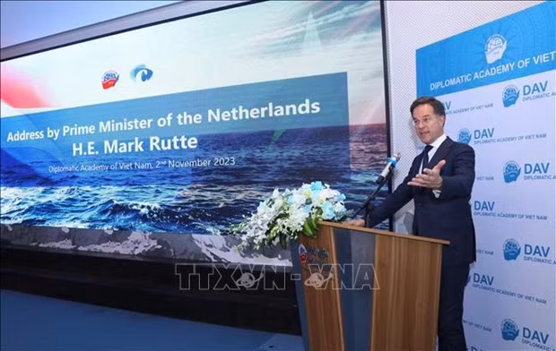 Le PM néerlandais participe à une table ronde sur le droit international et ordre en mer. Photo: VNA.