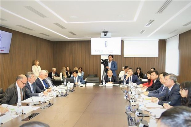L’auditeur général de l’Audit d’Etat du Vietnam (SAV), Ngô Van Tuân travaille avec le président de la Cour des comptes italienne, Paulo Carlino, à Rome, le 21 septembre. Photo : VNA. 