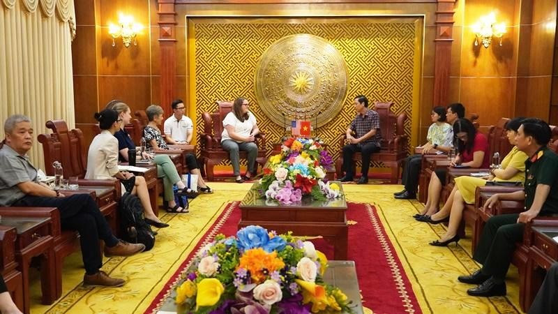 Le vice-président du Comité populaire provincial de Quang Tri, Hoang Nam, reçoit une délégation de Peacetrees Vietnam. Photo: quangtri.gov.vn