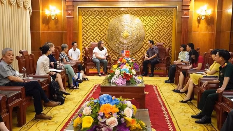 Le vice-président du Comité populaire provincial de Quang Tri, Hoang Nam, reçoit une délégation de Peacetrees Vietnam. Photo: quangtri.gov.vn