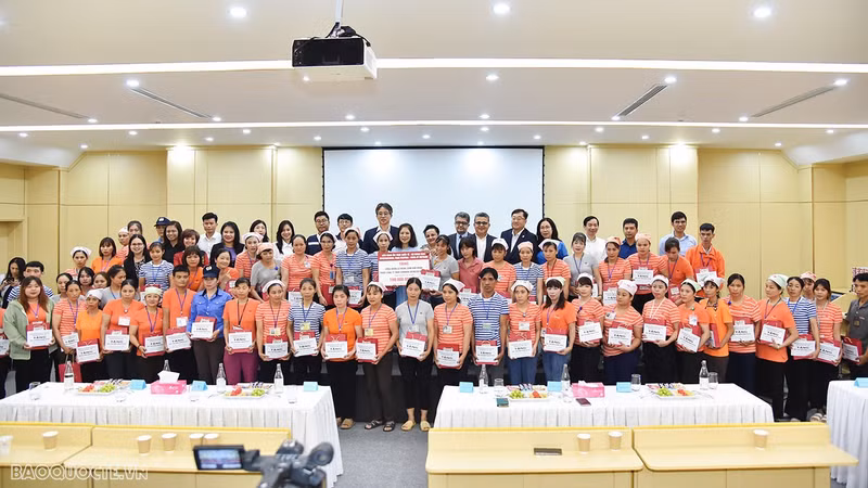 Une délégation du ministère des Affaires étrangères et du corps diplomatique offre des cadeaux aux ouvriers travaillant dans la zone industrielle de Khai Quang, ville de Vinh Yen, province de Vinh Phuc. Photo: baoquocte
