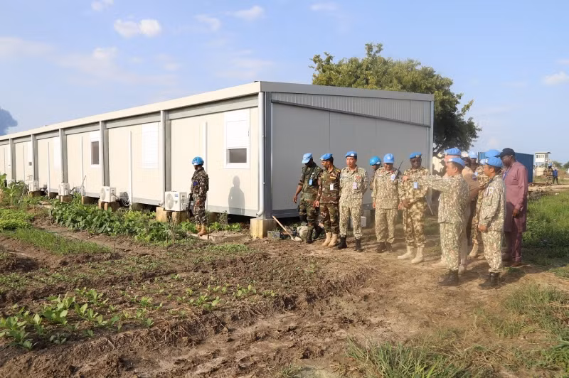 Le général de division Benjamin Olufemi Sawyerr, chef par intérim et commandant de la Mission FISNUA, rend visite aux potagers de l’unité de génie militaire du Vietnam à Abyei. Photo: ĐCB