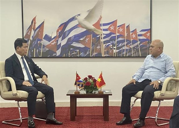 Le secrétaire du Comité provincial du Parti de Dong Nai Nguyen Hong Linh (gauche) et Roberto Morales Ojeda, membre du Bureau politique et membre permanent du Secrétariat du Parti communiste de Cuba. Photo: VNA