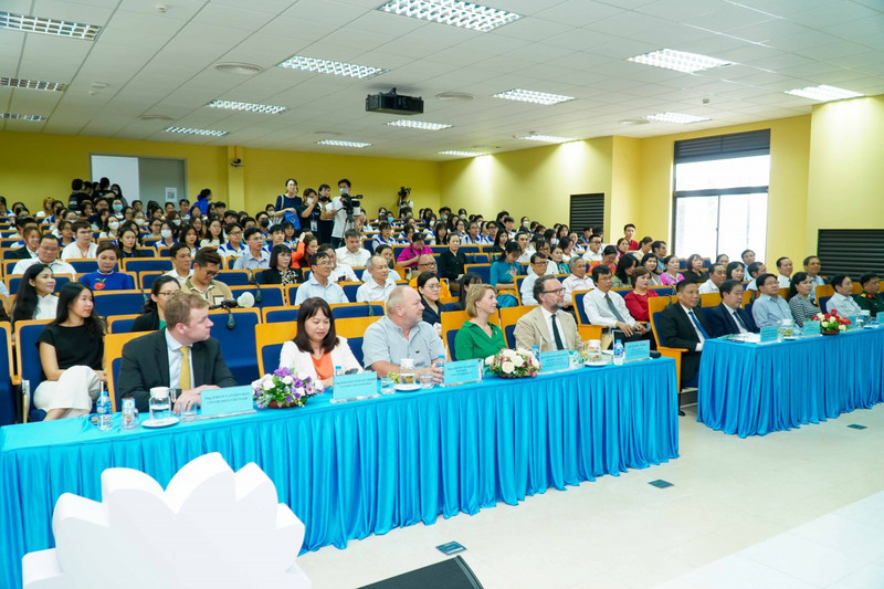 Lors de la cérémonie afin de célébrer le 50e anniversaire de l’établissement des relations diplomatiques entre le Vietnam et les Pays-Bas dans la ville de Cân Tho. Photo: thoidai