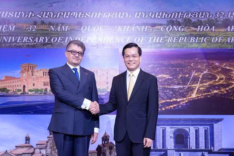 Le vice-ministre vietnamien des Affaires étrangères, Ha Kim Ngoc (à droite), et l’ambassadeur arménien au Vietnam, Vahram Kazhoyan. Photo : thoidai