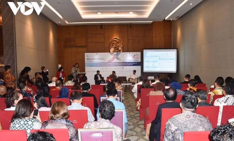 Lors du colloque intitulé « Renforcer les liens commerciaux Vietnam — Indonésie ». Photo: VOV