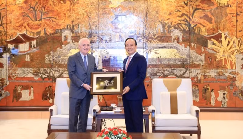 Nguyen Ngoc Tuan (à droite), président du Conseil populaire et secrétait adjoint du Comité du Parti de Hanoï, offre un cadeau à l'ambassadeur d'Argentine au Vietnam, Marcos Antonio Bednarski. Photo : thoidai