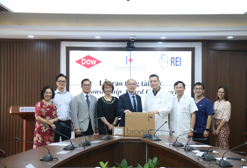 Lors de la cérémonie de remise des fournitures médicales au Département des urgences et des soins intensifs de l’Hôpital universitaire de médecine de Hanoï. Photo: thoidai