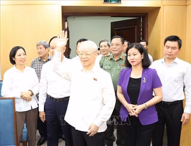 Le Secrétaire général Nguyên Phu Trong rencontre des électeurs de trois arrondissements de Hanoï. Photo : VNA.