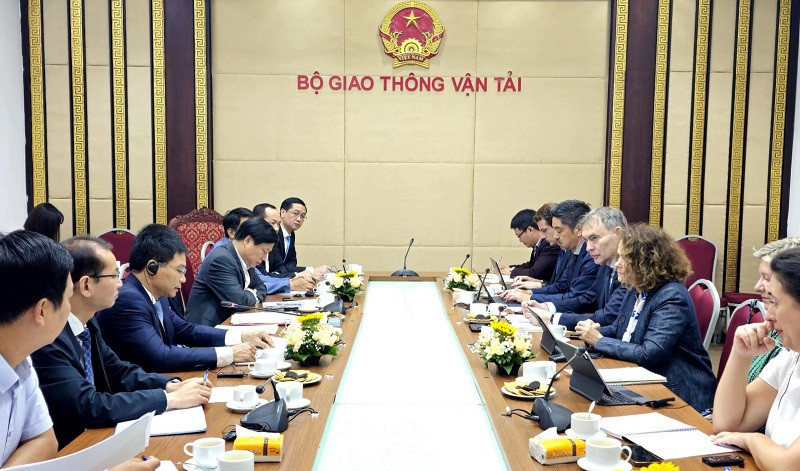 Lors de la séance de travail avec Carolyn Turk, directrice nationale de la Banque mondiale (BM) au Vietnam. Photo: Ministère des Transports