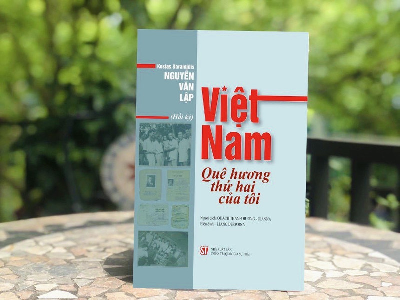 Le livre intitulé « Le Vietnam — ma deuxième Patrie » du héros des forces armées populaires du Vietnam, Kostas Sarantidis — Nguyen Van Lap. Photo: thoidai