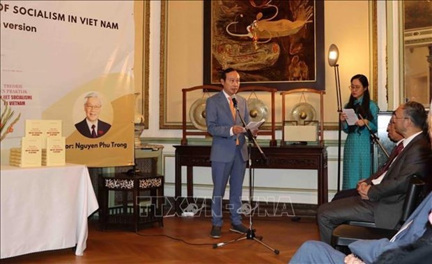 Nguyên Van Thao, ambassadeur du Vietnam en Belgique et chef de la Délégation vietnamienne auprès de l’UE, s'exprime lors de la cérémonie de présentation du livre Questions théoriques et pratiques sur le socialisme et la voie vers le socialisme au Vietnam du Secrétaire général du Parti communiste du Vietnam (PCV), Nguyên Phu Trong. Photo : VNA.
