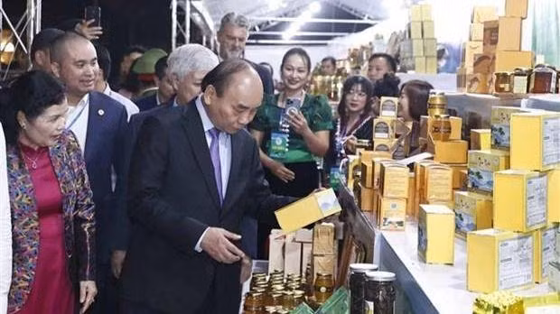 Le président Nguyên Xuên Phuc visite un stand à la foir. Photo : VNA.