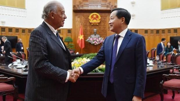 Le Vice-Premier ministre Lê Minh Khai (à droite) et Andreas Gerber, responsable des petites et moyennes entreprises (PME) de Suisse. Photo : VNA.