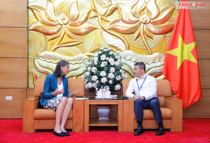 Le président de l’Union vietnamienne des organisations d’amitié (VUFO), Phan Anh Son (à droite), et la représentante résidente du Programme des Nations Unies pour le développement (PNUD) au Vietnam, Ramla Khalidi. Photo: thoidai