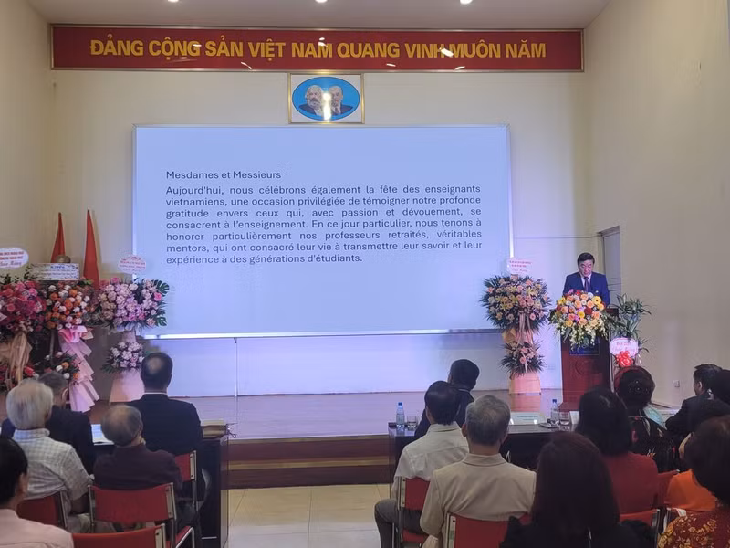 La cérémonie de célébration du 40e anniversaire du campus du Département de français de l’ULIS et de la Journée des enseignants vietnamiens, le 16 novembre à Hanoï. Photo : Quê Anh/CVN 