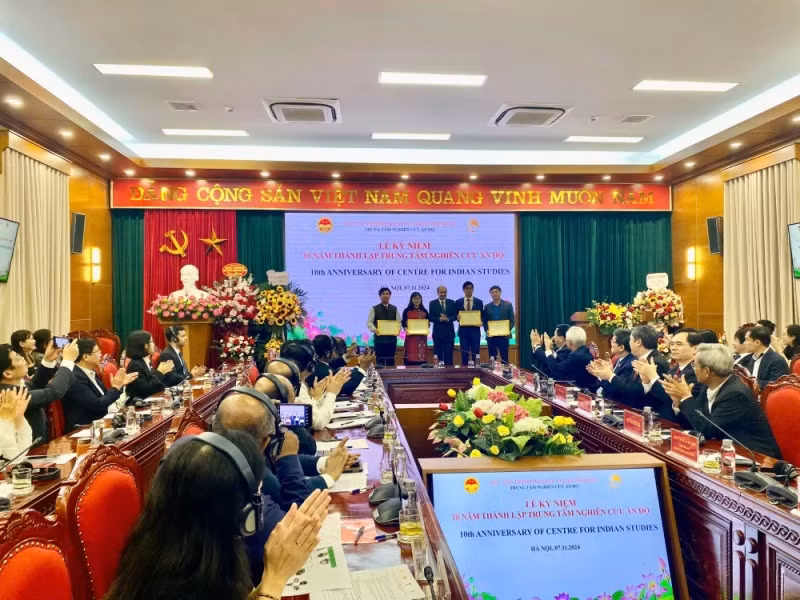 Cérémonie de remise de diplômes d'honneur et de médailles aux délégués. Photo : baoquocte.vn