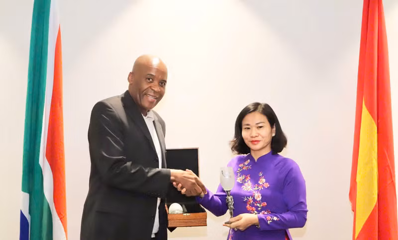 La vice-secrétaire permanente du Comité municipal du Parti de Hanoï (à droite) et le maire adjoint de la ville de Tshwane, Eugene Modise (à gauche). Photo : kinhtedothi.vn