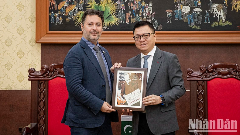 Lê Quôc Minh, rédacteur en chef du journal Nhân Dân, vice-président de la Commission centrale de la Propagande et de l'Éducation et président de l'Association des Journalistes du Vietnam (à droite) et l'ambassadeur du Pakistan au Vietnam, Kohdayar Marri. Photo : nhandan.vn