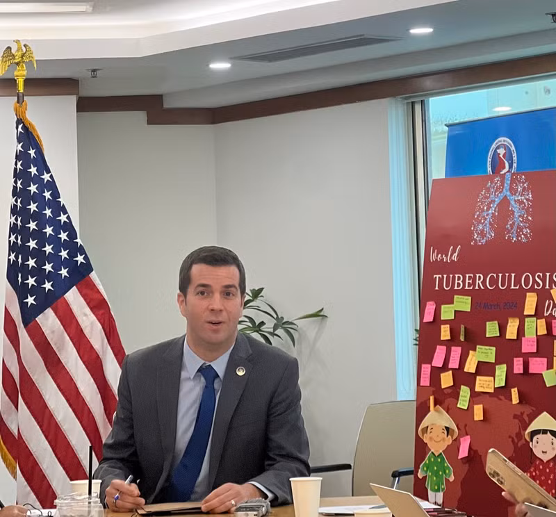 Le directeur national du Centre américain de prévention et de contrôle des maladies (CDC) au Vietnam, Eric Dziuban, lors de la table ronde avec la presse le 30 octobre. Photo : kinhtedothi.vn