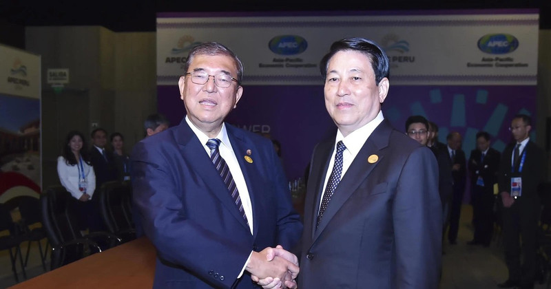 Le président Luong Cuong (droite) a rencontré, le 16 novembre (heure locale) à Lima, le Premier ministre japonais Ishiba Shigeru. Photo : VNA.