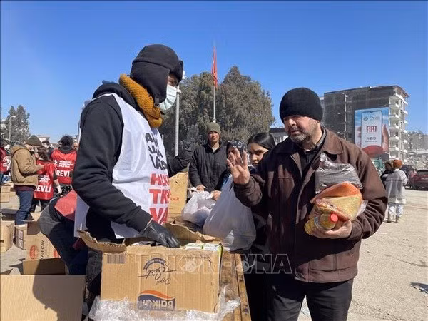 Des gens à Hatay sont fournis de produits d'assistance. Photo : VNA