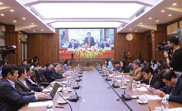Au forum. Photo: VNA
