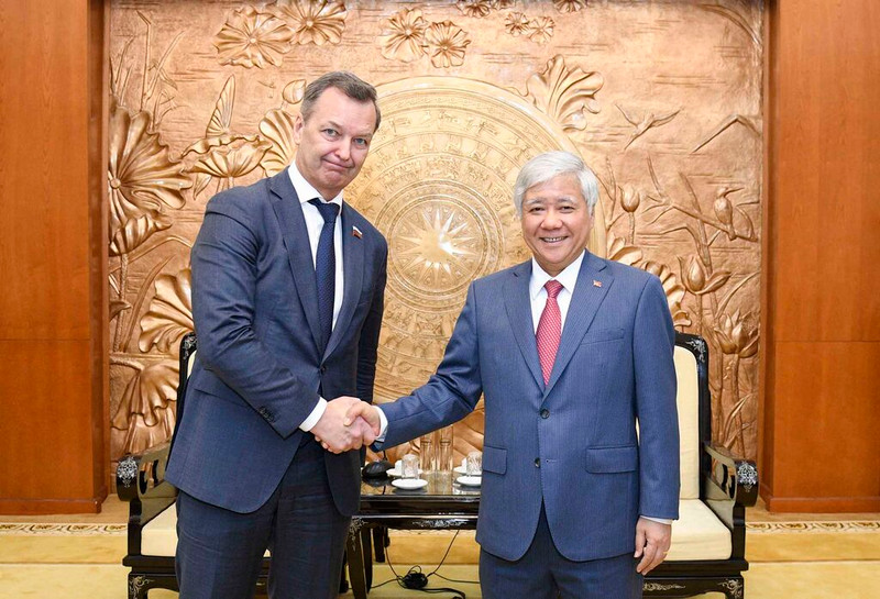 Le président du Comité central du Front de la Patrie du Vietnam, Dô Van Chiên (à droite), et le premier vice-président du Conseil de la Fédération de Russie, Andrey Yatskin, le 17 février à Hanoï. Photo : VNA.