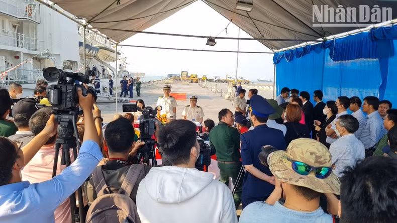 Lors de la conférence de presse afin de fournir l’agenda du navire à Da Nang. Photo: NDEL