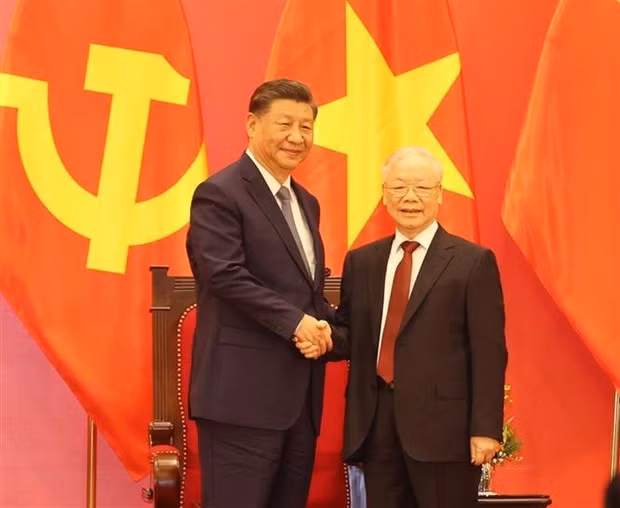 Le Secrétaire général du Parti communiste du Vietnam, Nguyên Phu Trong (à droite) et le Secrétaire général du Comité central du Parti communiste chinois (PCC) et Président de la République populaire de Chine, Xi Jinping. Photo : VNA.