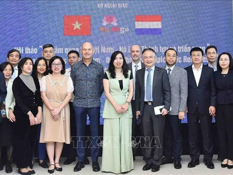 La vice-ministre vietnamienne des Affaires étrangères, Lê Thi Thu Hang, et des délégués à la conférence. Photo : VNA.