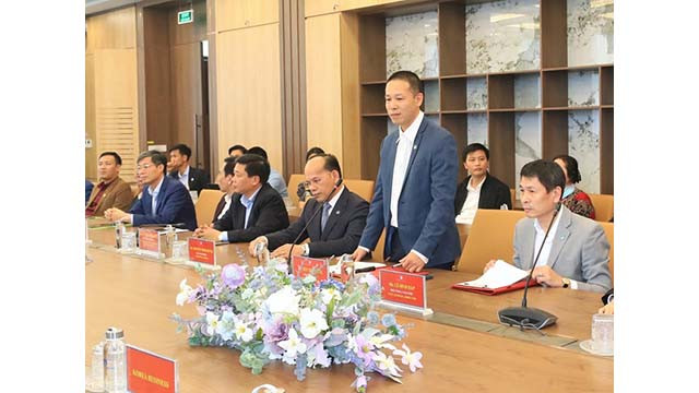 Le directeur général de Green i-Park, Bùi Thê Long, s'exprime lors de la séance de travail. Photo : baodautu.vn