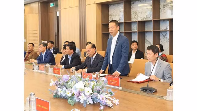 Le directeur général de Green i-Park, Bùi Thê Long, s'exprime lors de la séance de travail. Photo : baodautu.vn