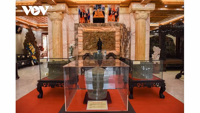 La « jarre en bronze de la culture de Dông Son », reconnue trésor national, est conservée en toute sécurité, placé dans des capots hermétiques. Photo : VOV.