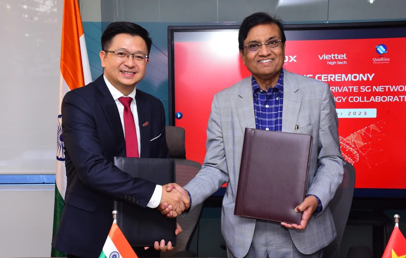 Les représentants de Viettel High Tech et de la compagnie QuadGen Wireless Solutions Pvt Ltd signent l'accord de transfert du système 5G privé. Photo : NDEL.