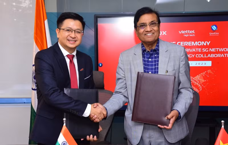 Les représentants de Viettel High Tech et de la compagnie QuadGen Wireless Solutions Pvt Ltd signent l'accord de transfert du système 5G privé. Photo : NDEL.