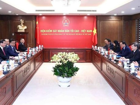 Le président du Parquet populaire suprême, Lê Minh Tri, reçoit le procureur général du Parquet populaire suprême de Chine, Ying Yong. Photo : VNA.