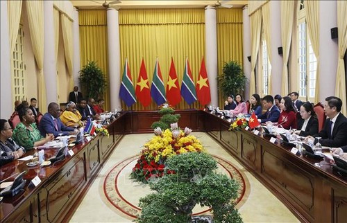 Suite à la cérémonie d’accueil, Vo Thi Anh Xuân s'est entretenue ce jeudi à Hanoi avec son homologue sud-africain. Photo : VOV.