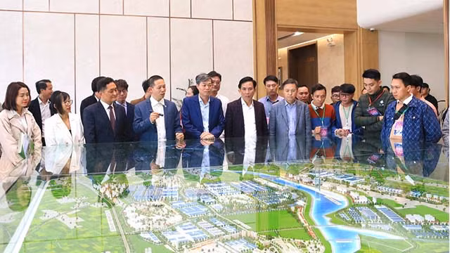 Les dirigeants de la compagnie par actions Green i-Park présente le parc industriel de Liên Hà Thai aux investisseurs sud-coréens. Photo : baodautu.vn