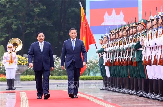 Le Premier ministre vietnamien, Pham Minh Chinh (à gauche) et son homologue cambodgien, Samdech Thipadei Hun Manet. Photo : VNA.