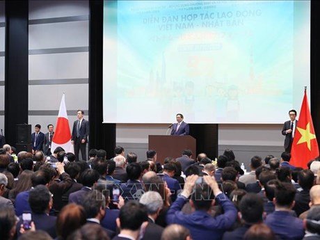 Le Premier ministre vietnamien, Pham Minh Chinh, au forum de coopération dans le travail Vietnam – Japon à Tokyo. Photo : VNA.