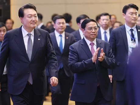 Le Premier ministre Pham Minh Chinh (à droite) et le Président sud-coréen Yoon Suk Yeol lors du Forum des affaires République de Corée - Vietnam. Photo : VNA.