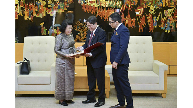 Le vice-président de l'Assemblée nationale (AN), Nguyên Duc Hai (au centre) et la présidente de l'AN cambogienne, Samdech Khuon Sudary (1er à gauche). Photo : daibieunhandan.vn