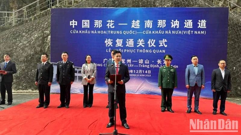 Le président du Comité populaire du district de Tràng Dinh, province de Lang Son, Vu Duc Thiên, s'exprime lors de la cérémonie de rétablissement du dédouanement pour les activités d'importation et d'exportation des marchandises. Photo : NDEL.
