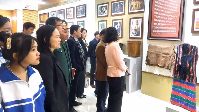 Les visiteurs lors de l'exposition sur la culture traditionnelle des minorités ethniques. Photo : NDEL.