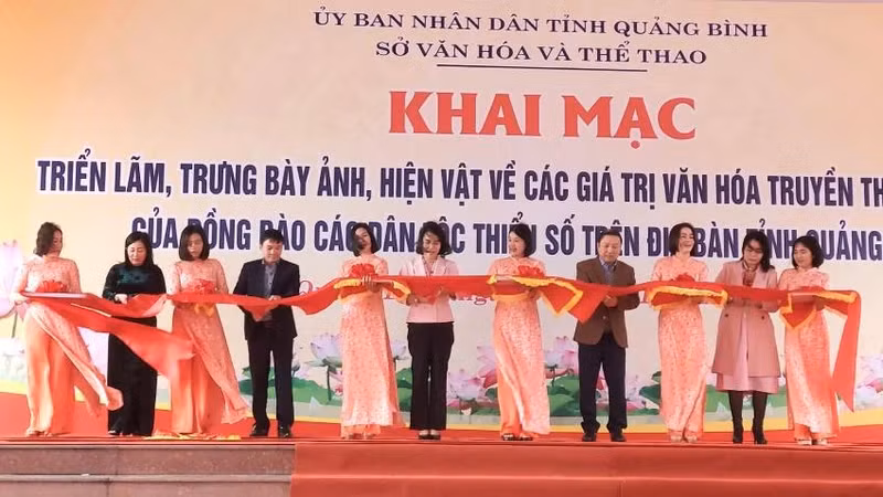 Le vernisage de l'exposition sur la culture traditionnelle des minorités ethniques. Photo : NDEL.