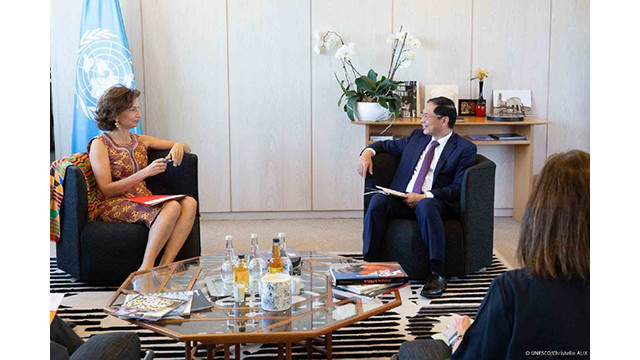 Le ministre vietnamien des Affaires étrangères, Bùi Thanh Son, s’est rendu visite et travaillé avec la directrice générale de l'UNESCO à Paris. Photo : UNESCO.