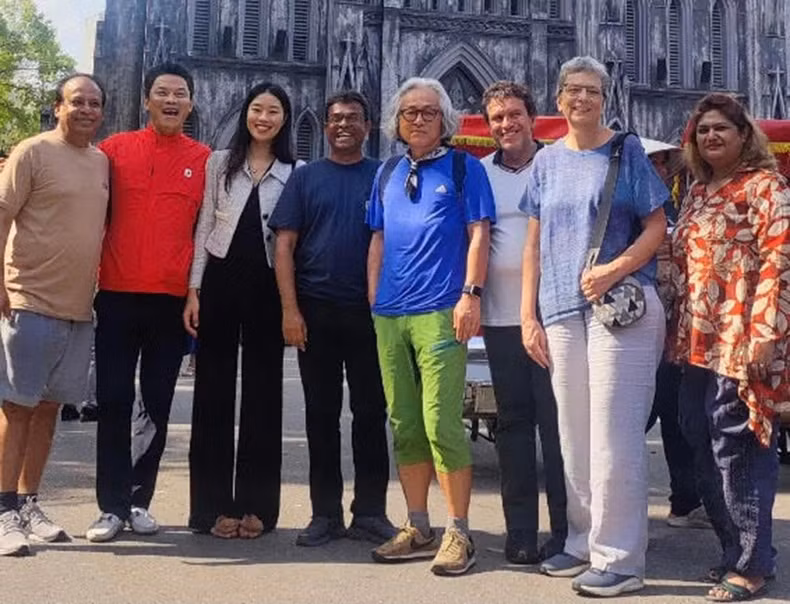 Lê Quy Duong (2e de gauche à droite), auteur-directeur du Festival international des arts du spectacle 2023 à Binh Thuân, des artistes et chercheurs en art des pays. Photo : Minh Giang/Journal Nhân Dân/NDEL.