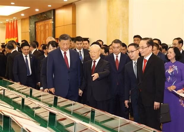 Le Secrétaire Général du Parti communiste du Vietnam, Nguyên Phu Trong, et le Secrétaire Général et Président chinois, Xi Jinping, examinent et écoutent ensemble la présentation des documents de coopération signés entre les deux pays. Photo : VNA.